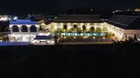 迪曼尼度假飯店De Mani Hotel (超大豪華泳池) 塔通瀑布附近的飯店