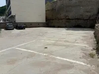 HanTing Hotel (Yichuan Dianli Building Hukou Waterfall) - parking