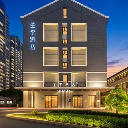 JI Hotel (Yancheng High-Speed Railway Station Baolong Square)