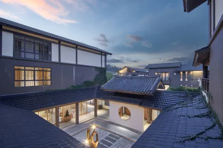 Xinxing Zenyu Town North and South Ju Siheyuan