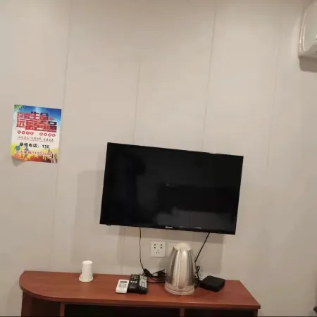 Friends come to the hotel