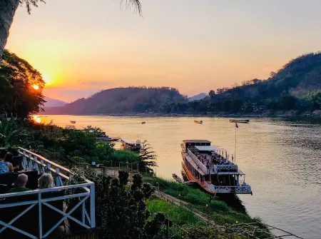 Villa Alounsavath Mekong Riverside Отели в г. Луанг Прабанг