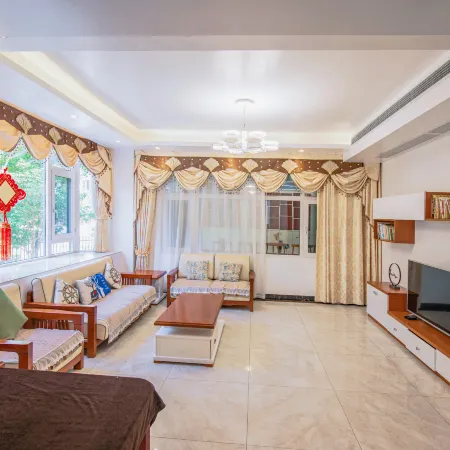 Beihai Her Small Courtyard Homestay (Qiaogang Fengqing Street International Passenger Port Branch)