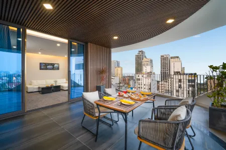 Khách sạn Golden Lotus Grand - Panoramic Rooftop Bar & Daily Afternoon Tea