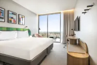 Holiday Inn WERRIBEE by IHG - parking