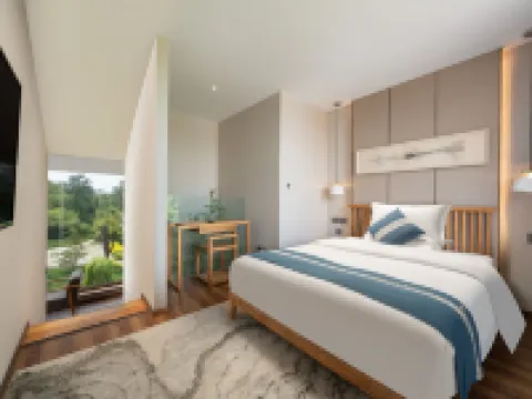 Shangquan Lishe Spring Culture (Daming Lake Chaoran Tower) Hotels in Jinan