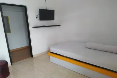 OYO 90699 Yellow White Guesthouse Palu Tatura Selatan otelleri