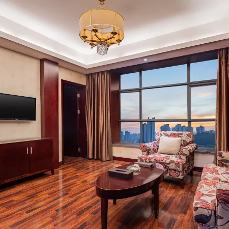 Howard Johnson Park Plaza Hotel (Jingshan Railway Station Inn)