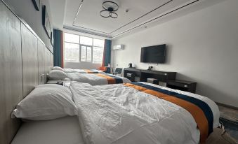 Dingqing Bujia Snow Mountain Hotel