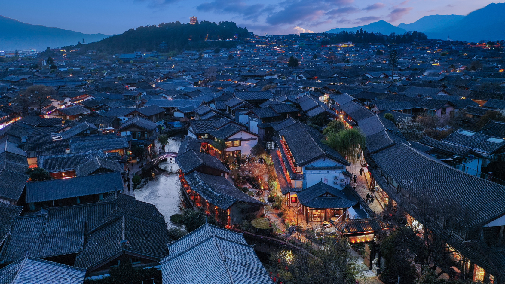 Lijiang Old Town Fog Gallery · Misty Streamside Rain Corridor Panoramic View home (Mufu Branch)
