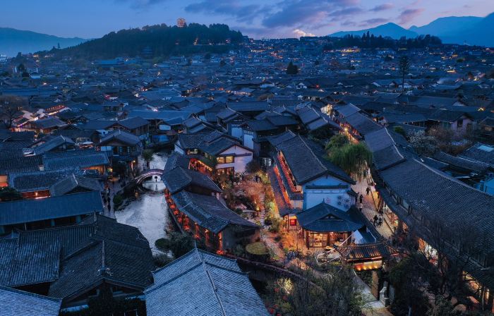 Lijiang Old Town Fog Gallery · Misty Streamside Rain Corridor Panoramic View home (Mufu Branch)
