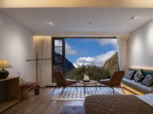 Hailuogou Luanxi Hidden Mountain Snow Mountain Scenic Hot Spring Resort Hote