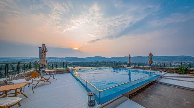 Mile Huquan Shuixiang Haofeng Wyndham Hot Spring Hotel فنادق في مي له
