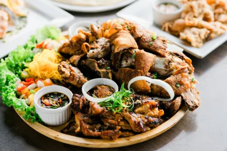 Zuri Hotel Отели рядом с достопримечательностью «Diversion 21 KTV and Resto»