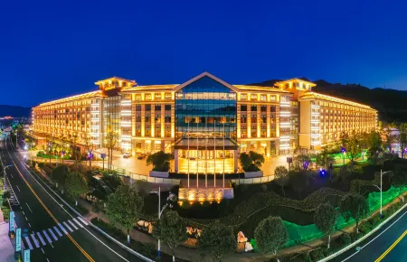 Hilton Lijiang Отели рядом с достопримечательностью «Wenfeng Temple»