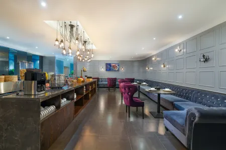 Vienna International Hotel (Nanjing Liuhe Fenghuangshan Subway Station Store) Отели рядом с достопримечательностью «Wanshougong»