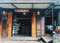 Bann Kidteng Maekampong Hotels near Chae Son National Park