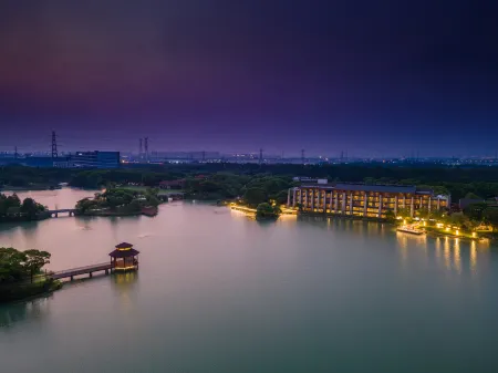 Holiday Inn Kunshan Huaqiao Отели рядом с достопримечательностью «Qiandeng Ancient Town»