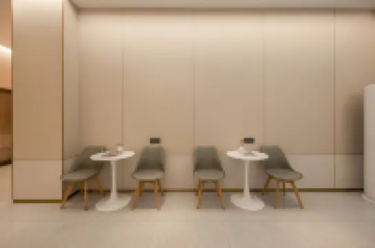 เซอร์วิสอพาร์ตเมนต์จูกวงซือเย่ (สถานีรถไฟใต้ดินทีหยูกวน)