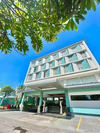 Luxury Malioboro Yogyakarta Hotel Отели в г. Gedong Tengen