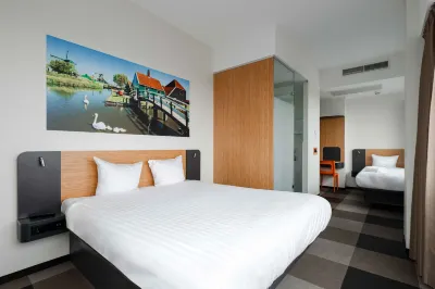 EasyHotel Amsterdam Zaandam Hotel dekat Zaantheater