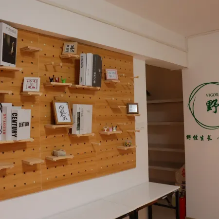 Vigorous Youth Nest Youth Hostel (Shenzhen World Window Branch)