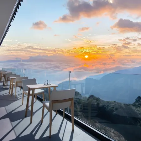 Cloud Built Banshan Pond Scene Hotel