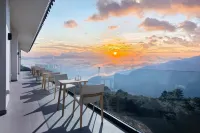 Cloud Built Banshan Pond Scene Hotel - Mountain view