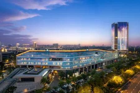 Days Hotel by Wyndham Yancheng Hi-tech Park Отели рядом с достопримечательностью «Chinese Begonia Garden»