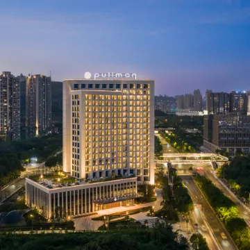 Pullman Chongqing Xiyue Отели рядом с достопримечательностью «Чунцинская школа Лика (Колледж Золотого Детского Университета)»