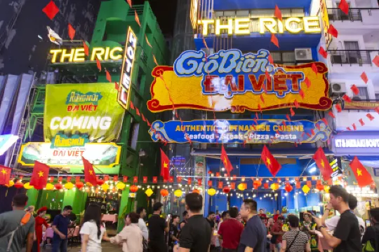 THE RICE HOTEL Gio Bien Rung Nui 180 - 190 Bui Vien Отели рядом с достопримечательностью «Здание городского совета»