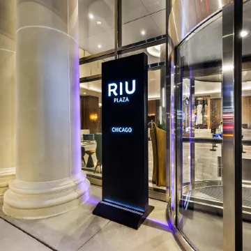 Riu Plaza Chicago Отели рядом с достопримечательностью «Тайм-лайф-билдинг»