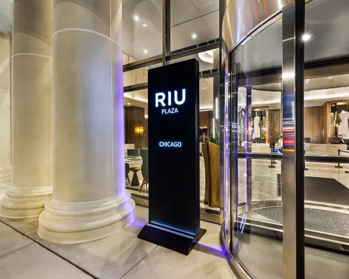 Riu Plaza Chicago Hotels near Gold Coast