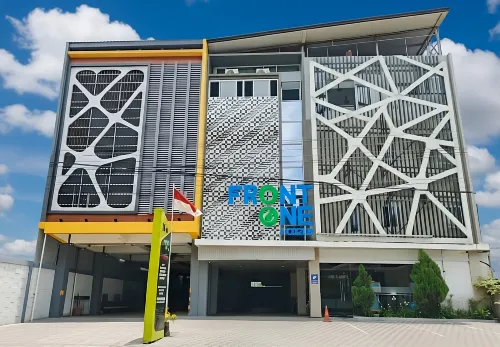 Front One Hotel Sragen