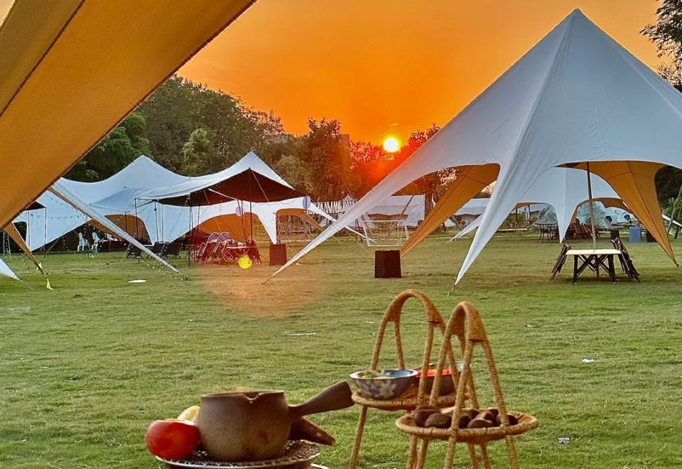 라벤더 호텔의 깔끔하고 정돈된 욕실 내부