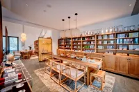 Huaying Shili Fangfei Hongyan Meicun