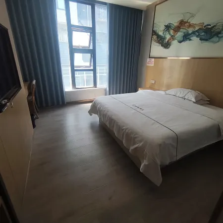 Quxian Huilong Hotel