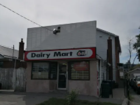 Dairy Homestay โรงแรมใกล้Danforth Ave