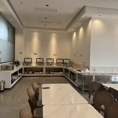 Taiying International Grand Hotel (Dongxing City High-Speed Railway Station Erqiao Port)