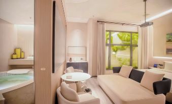Dalian Manshe Hot Spring Hotel (Donggang Business District Gangwan Square Subway Station)