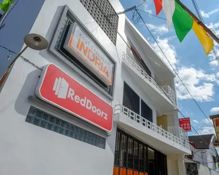 RedDoorz Plus near Pasar Gede Solo