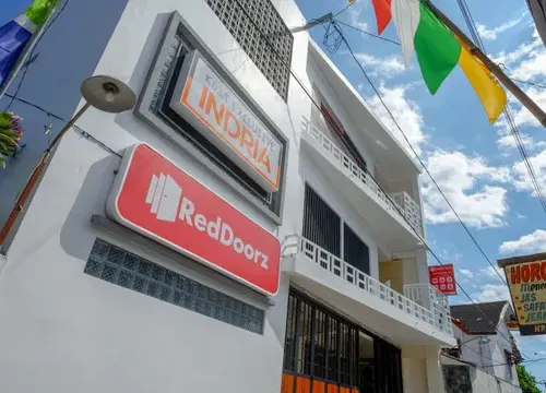 RedDoorz Plus near Pasar Gede Solo Hotel a Surakarta