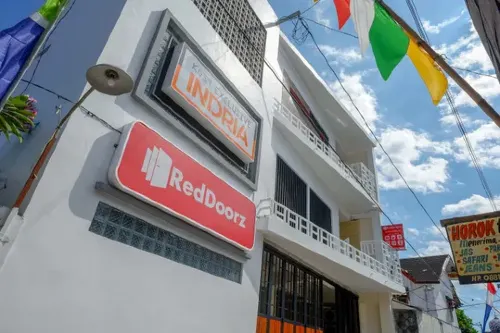 RedDoorz Plus near Pasar Gede Solo