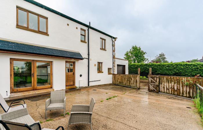 Spacious 3BR House | Sleeps 6 | Parking 4 Cars