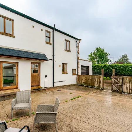 Spacious 3BR House | Sleeps 6 | Parking 4 Cars