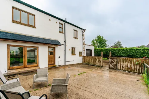 Spacious 3BR House | Sleeps 6 | Parking 4 Cars