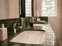 Grandma Lu Signature Hostel - Inns