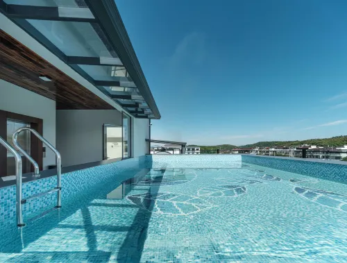 Susuli · Déjà vu · Star Sky Rooftop Pool · Riverside Elegant Villa (Moon Bay Scenic Area) - parkir