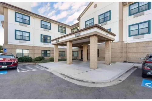 Motel 6 Suites Chicago Lisle IL - Parking