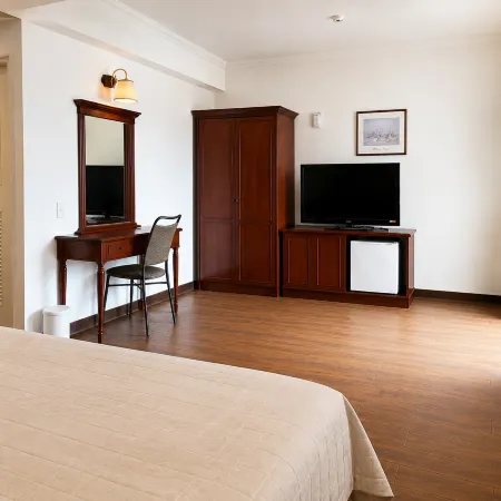 Pop Holiday Suite